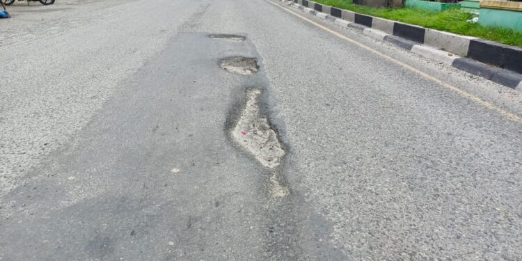 Bertaburan Lubang, Aktivis Desak BPJN Aceh Perbaiki Jalan Nasional di Aceh Tenggara