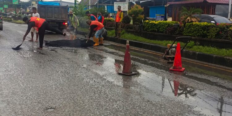 Hotmix Disiram Atas Air, Pitching Aspal Jalan Nasional di Agara Diduga Asal-Asalan