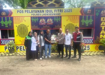 Kepala Dinas Kesehatan Aceh Utara Serahkan Parcel ke Posko Pantau Mudik di Dewantara