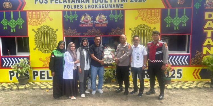 Kepala Dinas Kesehatan Aceh Utara Serahkan Parcel ke Posko Pantau Mudik di Dewantara