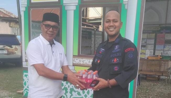 Melalui Kapus, Kadis Kesehatan Aceh Utara Serahkan Peket di Pos Ketupat Pelayanan Lebaran 1446 Hijriyah