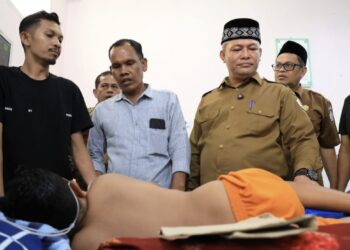 Bupati dan Ketua DPRK Aceh Utara Jenguk Anak Yatim Piatu Lumpuh Mendadak di RSUD Cut Meutia