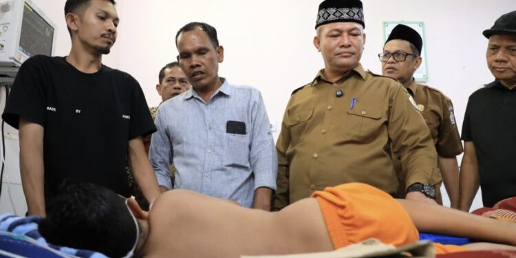 Bupati dan Ketua DPRK Aceh Utara Jenguk Anak Yatim Piatu Lumpuh Mendadak di RSUD Cut Meutia