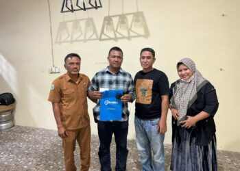 Kapolres Lhokseumawe Serahkan Alat Bantu Dengar untuk Anggota Polsek Samudera