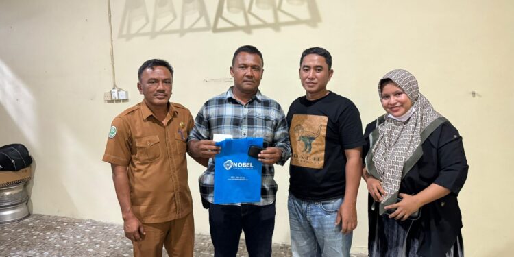 Kapolres Lhokseumawe Serahkan Alat Bantu Dengar untuk Anggota Polsek Samudera