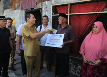 Wali Kota Lhokseumawe Salurkan Bantuan untuk Korban Kebakaran di Cut Mamplam