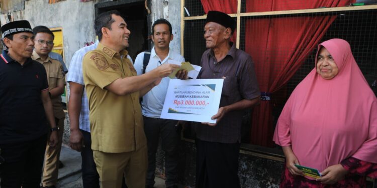 Wali Kota Lhokseumawe Salurkan Bantuan untuk Korban Kebakaran di Cut Mamplam