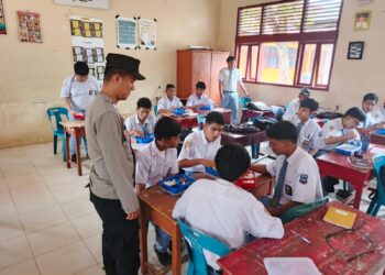 Polisi Kawal Pembagian Makanan Bergizi, Ribuan Siswa di Banda Sakti Antusias