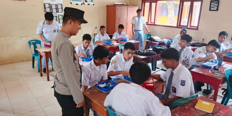 Polisi Kawal Pembagian Makanan Bergizi, Ribuan Siswa di Banda Sakti Antusias