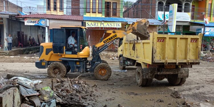 Pemerintah Gampong Keude Blang Jruen Bersihkan Lumpur Pascabencana Banjir Bandang