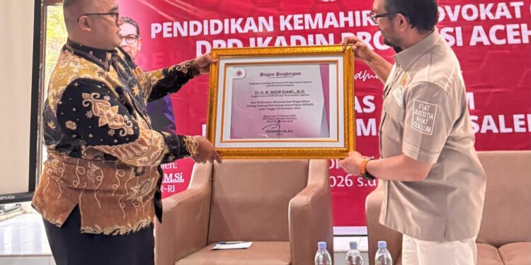 Komisi III terima Penghargaan dari IKADIN atas Peran Strategis Pengesahan KUHP dan KUHAP