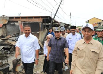 Walikota Lhokseumawe Didampingi Kadis PUPR Tinjau Korban Kebakaran
