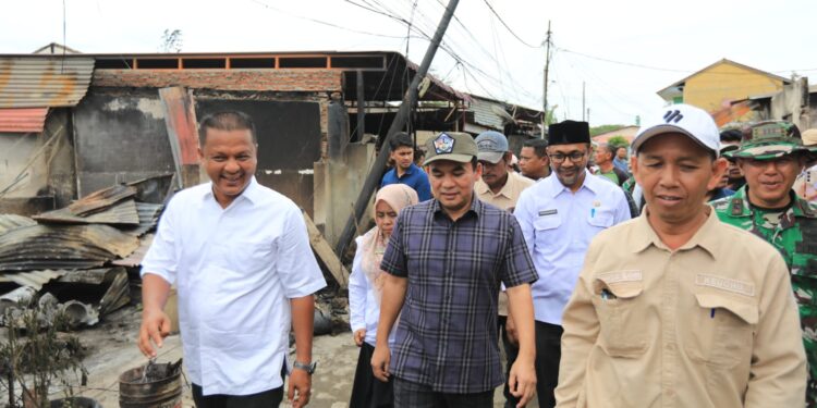 Walikota Lhokseumawe Didampingi Kadis PUPR Tinjau Korban Kebakaran