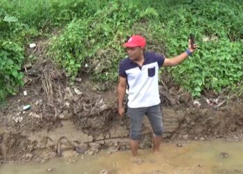 Usai Tuduh Warga Bohong, Buzzer Pemkab Aceh Utara Turun ke Parit Minta Maaf di Dalam Lumpur