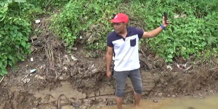 Usai Tuduh Warga Bohong, Buzzer Pemkab Aceh Utara Turun ke Parit Minta Maaf di Dalam Lumpur