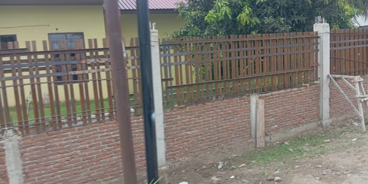 Pagar Gudang Bulog Lhokseumawe Diduga Gunakan Besi Bekas, Kepala Bulog Bungkam